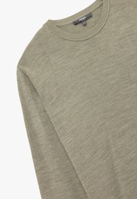 Olivgrön crewneck-tröja, tillverkad av mjukt tyg, med ribbade muddarna och kanten, med en jämn och slät yta utan synliga mönster.