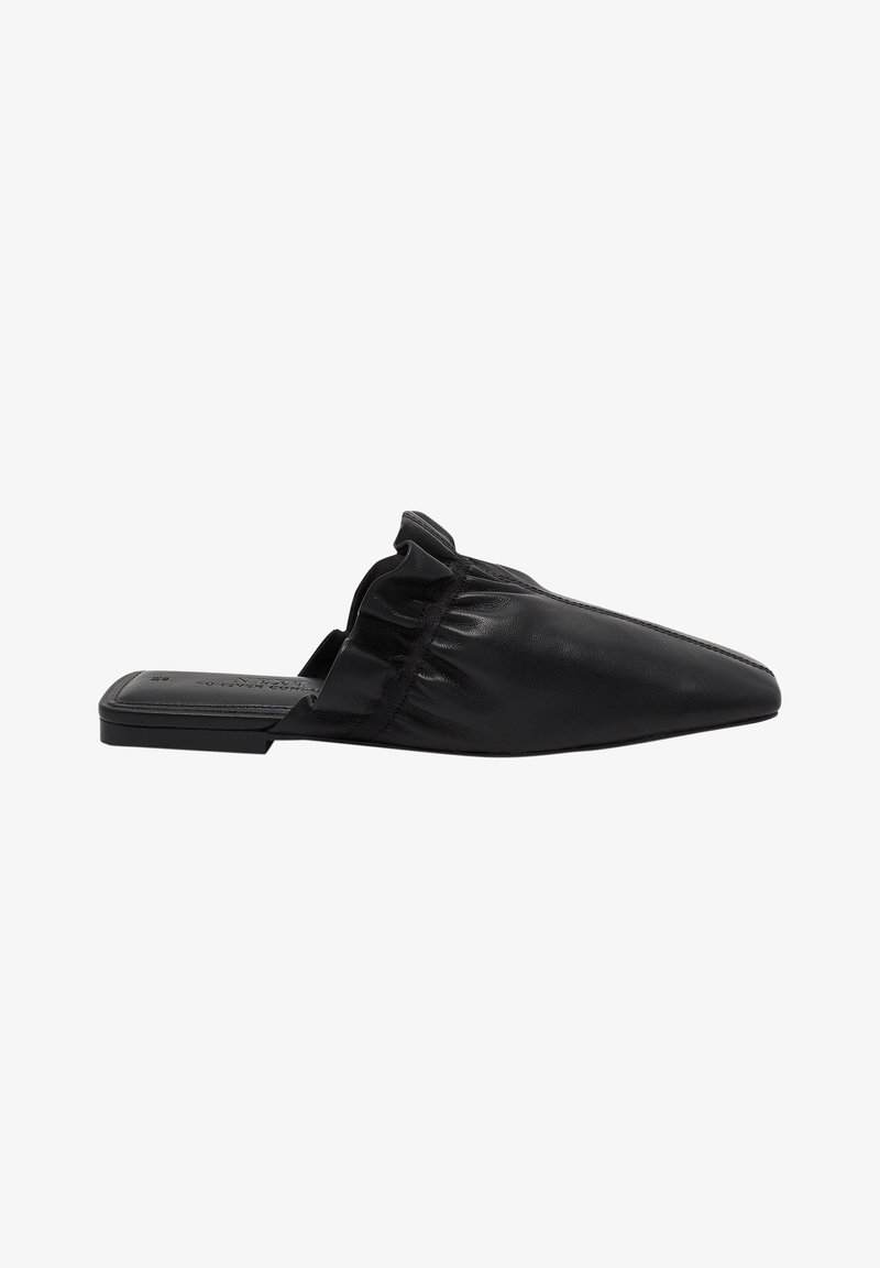 Mule en cuir noir à bout pointu, sans talon, avec détails froncés et semelle plate.