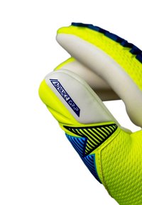 Gants de gardien de but avec un design jaune vif et bleu. Zone de préhension texturée avec étiquette "ADVANCE GRIP" sur la paume. Matériau durable.