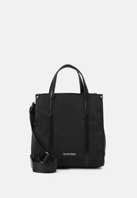 Svart tote-väska av slitstark tyg med eleganta detaljer i syntetläder, dubbla handtag upptill och en avtagbar axelrem. Guld-logotyp.