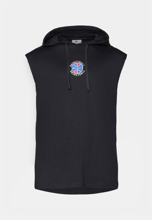 Hoodie sans manches noir en coton, avec un logo sur le devant représentant un design de basket-ball en rouge et bleu et des cordons de serrage sur la capuche.