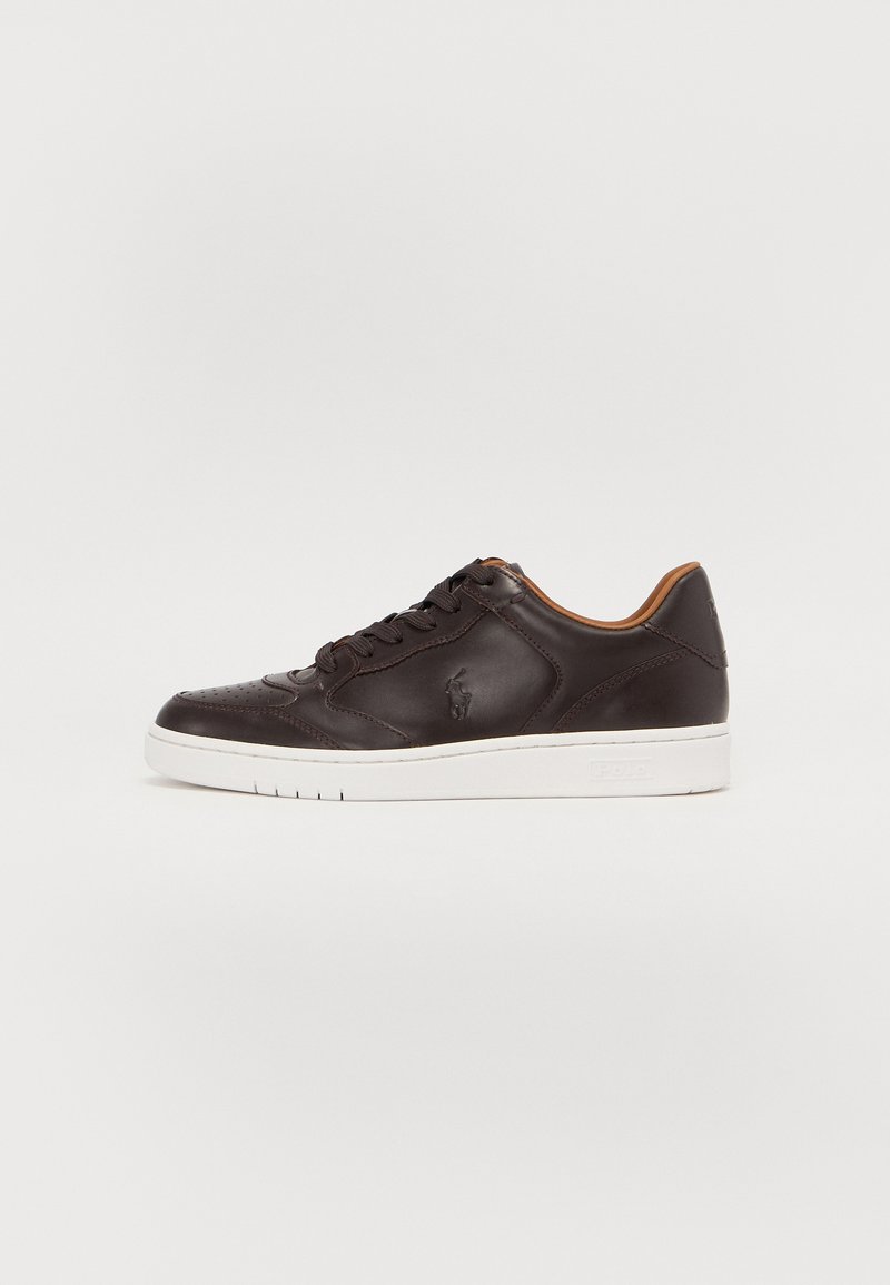 Baskets en cuir marron avec semelle en caoutchouc blanche, bout rond, design à lacets et détail de logo sur le côté. Accents contrastants en tan sur le talon.
