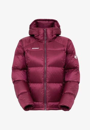 Bordeaux pufferjack met een rits aan de voorkant, een capuchon en een gequilt ontwerp. Gemaakt van lichtgewicht, glanzend materiaal met een logo op de borst.