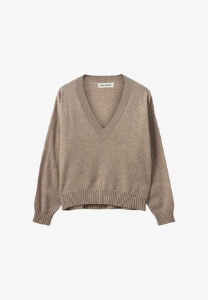 Beige V-hals trui van zacht materiaal. Heeft ribgebreide boorden en zoom met een ontspannen pasvorm. Geen patronen of zichtbare hardware.