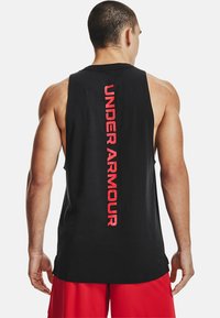 Canotta atletica nera senza maniche con il testo rosso "UNDER ARMOUR" sulla schiena. Materiale in cotone morbido, vestibilità comoda e spacchi laterali all'orlo.