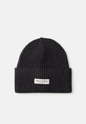 Bonnet en tricot côtelé noir avec revers plié et une étiquette rectangulaire blanche portant la mention Marc O’Polo à l'avant.