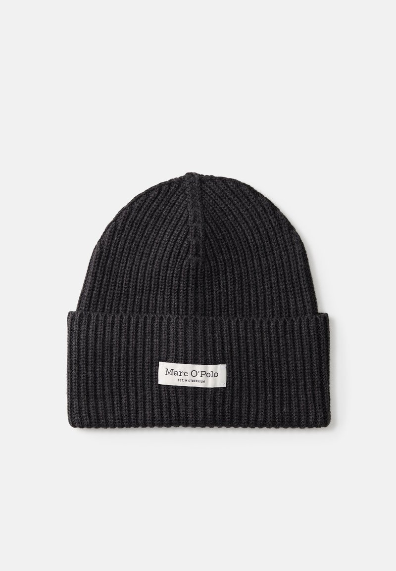 Bonnet en tricot côtelé noir avec revers plié et une étiquette rectangulaire blanche portant la mention Marc O’Polo à l'avant.