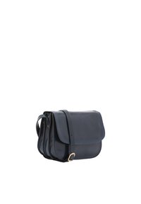 Borsa a tracolla in pelle blu navy con chiusura a patta, caratterizzata da un design elegante, tracolla regolabile e dettagli in metallo dorato.