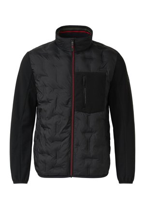 Czarna pikowana kurtka z wysokim kołnierzem, czerwoną lamówką na przednim suwaku, czarną kieszenią na piersi na zamek i jednolitymi czarnymi rękawami.