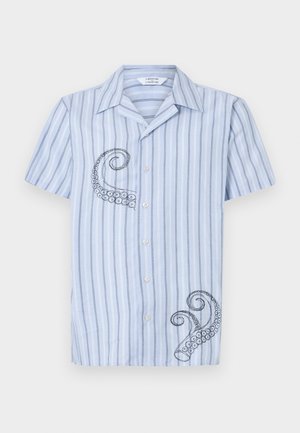 Kortermet lyseblå rutete skjorte med svart blekksprut broderi på venstre side og knappelukking foran.