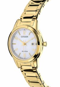 Gouden roestvrijstalen horloge met een witte wijzerplaat, gouden uurmarkeringen en een Eco-Drive functie. Voorzien van een gepolijste schakelband.