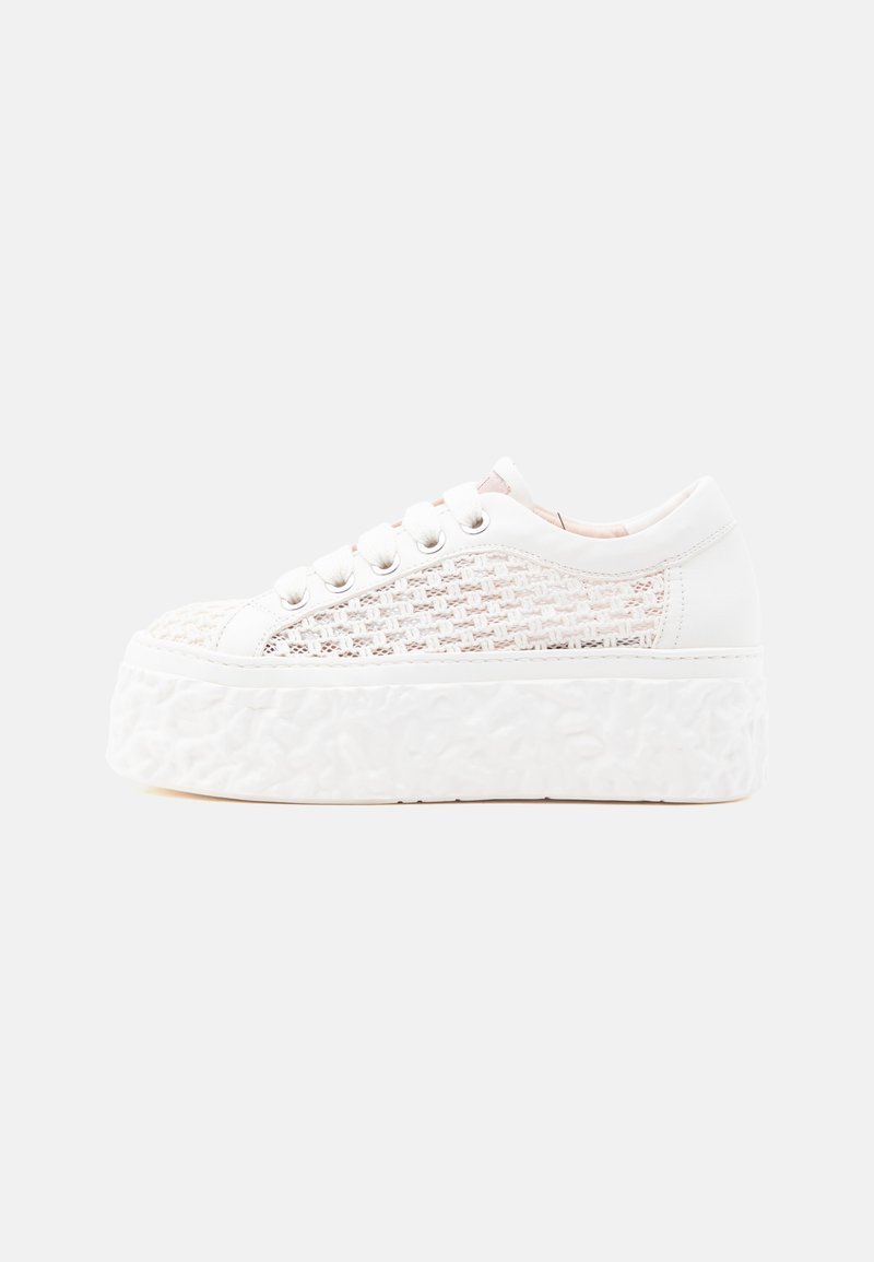 Άσπρο platform sneaker με παχιά υφή στη σόλα, κλείσιμο με κορδόνια και πλεκτές πλευρικές πάνελ από δίχτυ σε απλό ανοιχτό φόντο.