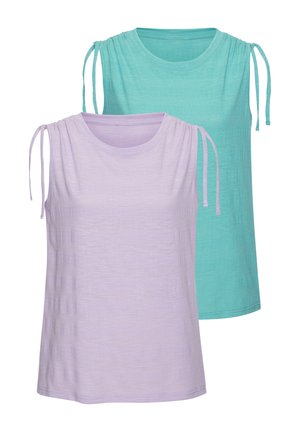 Zwei ärmellose Oberteile: eines in Lavendel und eines in hellem Teal. Mit Raffung an den Schultern und einem runden Halsausschnitt. Aus leichtem Stoff gefertigt.