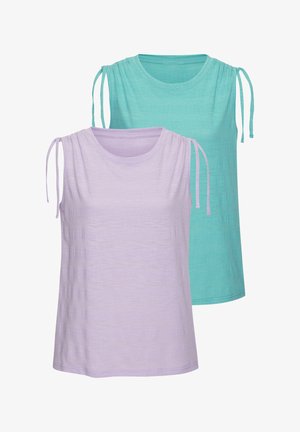 Deux tops sans manches : un en lavande et un en bleu clair. Présente des détails froncés aux épaules et un col rond. Fabriqué en tissu léger.