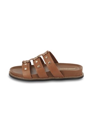 Brun flad slidesandal med tre stropper med metalnitter og ringe, polstret sål og sort gummiydersål.