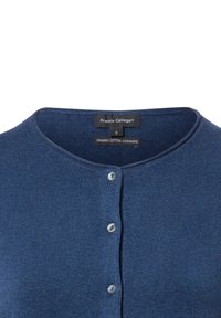 Marineblauwe cardigan gemaakt van een biologische katoen-cashmere blend. Voorzien van een ronde halslijn, knoopsluiting en een geribbelde textuur.