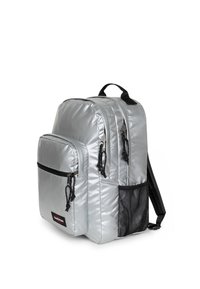 Hopeinen nailonreppu, jossa useita vetoketjullisia lokeroita, mustat yksityiskohdat ja verkkopuolinen sivutasku. Pehmustetut olkaimet mukavuutta varten.