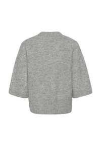 Pilkas megztas megztinis su trumpomis rankovėmis, laisvo silueto ir ribbinti apatiniai kraštai. Švelni tekstūra su subtiliais pilkos spalvos atspalvių pokyčiais.