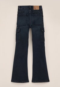 Mörka jeans med vida ben och cargofickor på båda sidor, kontrasterande sömmar och en läderetikett på midjebandet. Platt front, regular fit.