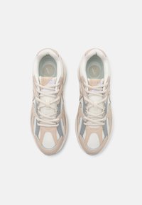 Leichte Sneakers mit Obermaterial aus Mesh in Beige, Weiß und Grau, runder Zehenform und geflochtenen Schnürsenkeln für einen sicheren Sitz.