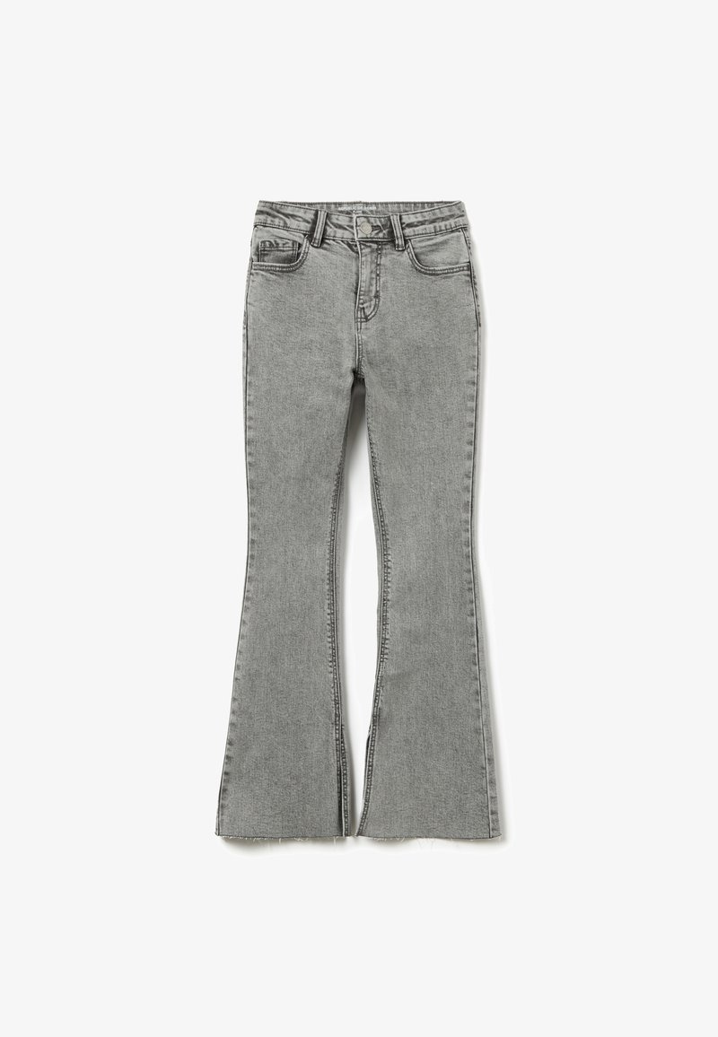 Jeans gris acampanados de denim, con una cintura alta, bolsillos frontales y un dobladillo sin terminar con un ligero deshilachado en los extremos.