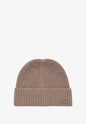 Dzianinowa czapka w kolorze taupe z podwiniętym mankietem i małą prostokątną metką marki po prawej stronie mankietu.