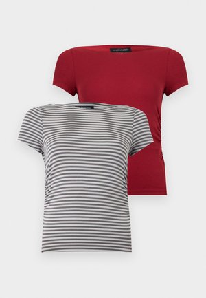 To kortærmede toppe, en ensfarvet rød med bådhalsudskæring, en grå og hvid med vandrette striber og rund halsudskæring, vist på hvid baggrund.