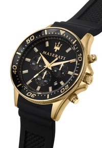 Maserati-horloge met een zwarte wijzerplaat, kast van roestvrijstaal in goudkleur, zwarte rubberen band en chronograafsubdials. Waterbestendig tot 100 meter.