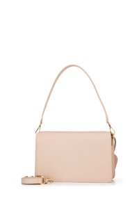 Borsa a mano beige in pelle con una superficie liscia, forma rettangolare, manico corto e tracolla staccabile. Presenta dettagli in metallo dorato.