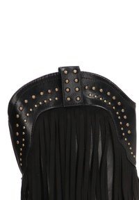 Botas de cuero negro con un diseño de flecos, detalles de tachuelas en el borde superior y un acabado suave en el cuerpo.