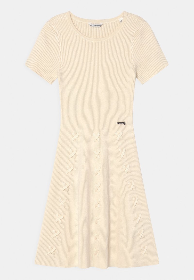 Robe en maille côtelée de couleur crème avec manches courtes et détails décoratifs entrelacés sur la jupe, dotée d'un col rond.