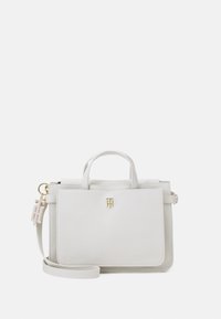 Borsa a mano in pelle bianca con finitura testurizzata, accessori in oro, doppi manici superiori, tracolla rimovibile e logo impresso sul davanti.