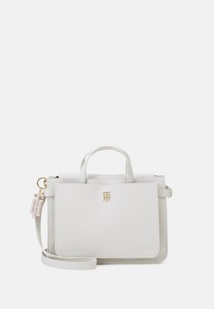 Sac à main en cuir blanc avec une finition texturée, quincaillerie dorée, doubles poignées supérieures, bandoulière amovible et logo embossé sur le devant.