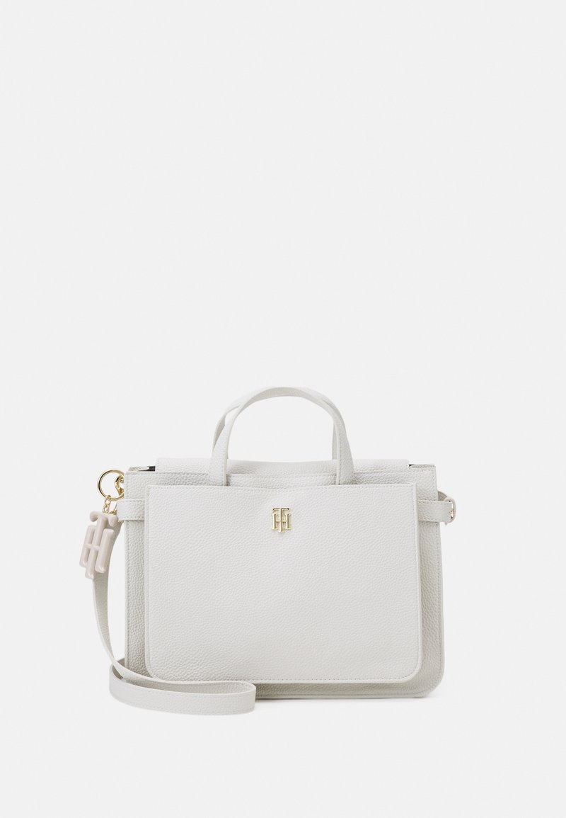 Borsa a mano in pelle bianca con finitura testurizzata, accessori in oro, doppi manici superiori, tracolla rimovibile e logo impresso sul davanti.