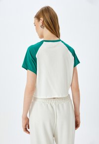 Koton CROP - Camiseta estampada - beige