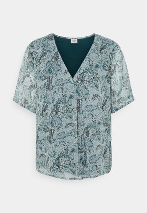 Lichtblauwe blouse met korte mouwen met teal bloemen- en abstract patroon, V-hals en plooi-detail aan de voorkant in het midden.