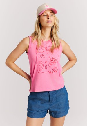 Roze mouwloze top met rood gedrukt strandthema; gecombineerd met blauwe korte broek. De pet is beige met een roze klep en logo.