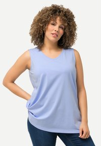 Top senza maniche blu chiaro con scollatura a V, realizzato in tessuto morbido, con un fit rilassato e dettagli drappeggiati lungo i fianchi.