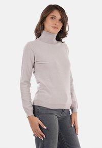 Maglione a collo alto grigio chiaro con un design aderente, colletto a costine e sottili accenti brillanti su tutta la trama.