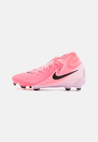 Nike nogometne kopačke u jarko ružičastoj boji s teksturiranim gornjim dijelom, crnim Swoosh logotipom i višenamjenskim studovima za bolju prianjanje. Imaju uski dizajn oko gležnja.