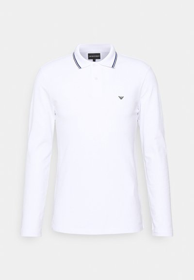 Weißes Polo-Shirt mit langen Ärmeln aus Baumwolle, mit einer Drei-Knopf-Leiste, verziert mit marineblauen und grauen gestreiften Akzenten am Kragen und einem kleinen Logo.