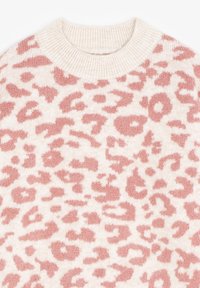 Pullover aus weichem Material mit einer cremefarbenen Basis und einem rosa Leopardenmuster, mit einem gerippten Rundhalsausschnitt und strukturierter Oberfläche.