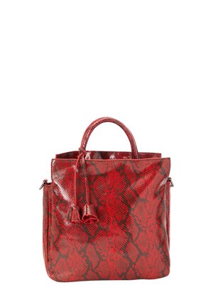 Borse a tracolla con stampa di serpente rossa realizzata in materiale sintetico lucido, con due manici corti e pon-pon decorativi sul davanti.