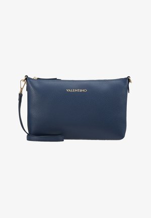 Marineblå tekstureret læder Valentino clutch med guldlogo og aftagelig håndledsrem, rektangulær form med lynlås.