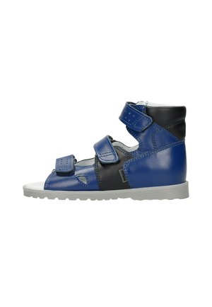 Sneaker alta blu e nera con strappi in velcro, tomaia sintetica, punta in gomma bianca e suola grigia testurizzata.
