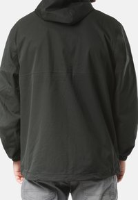 Giacca nera con cappuccio in tessuto liscio e opaco. Presenta polsini elasticizzati e un taglio dritto con un design semplice e senza decorazioni.