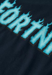 Mėlynos liepsnos stiliaus tekstas „NORTH“ ant tamsios medžiagos, su šviesiai tamsiai mėlynos spalvos perėjimu ir juodomis kontūromis.