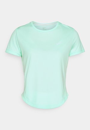 Licht mintgroene t-shirt met korte mouwen, gemaakt van zacht, vochtregulerend materiaal. Voorzien van een subtiele witte Nike-logo op de borst en een afgeronde zoom.