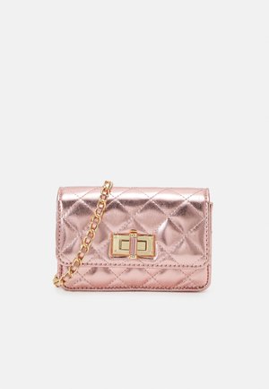 Metallic roze gewatteerde clutch met goudkleurige kettingriem en rechthoekige draaivergrendeling op een effen achtergrond.