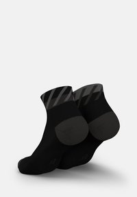 Schwarze Knöchel-Socken aus strukturiertem Stoff mit geometrischem Muster am Bund. Mit verstärkten Zehen- und Fersenbereichen in passenden dunklen Farben.